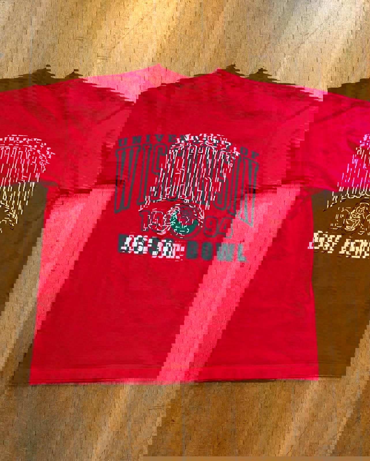 Vintage University of Wisconsin Badgers Football Rose Bowl  T-Shirt