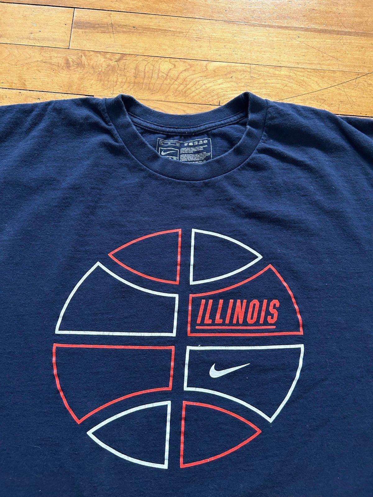 Vintage Nike University of Illinois Fighting Illini Basketball T-Shirt