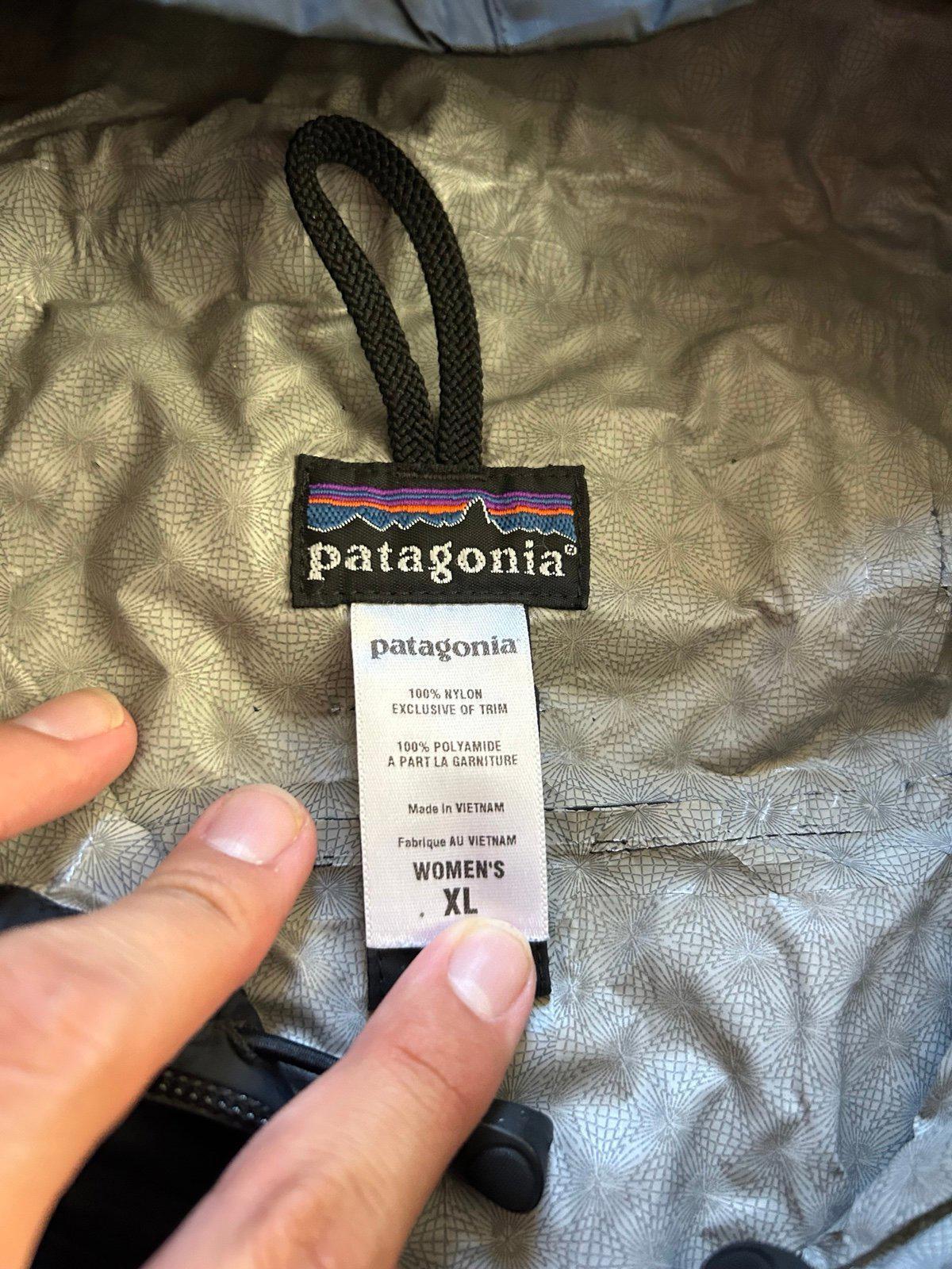 Womans Patagonia Black Windbreaker Jacket