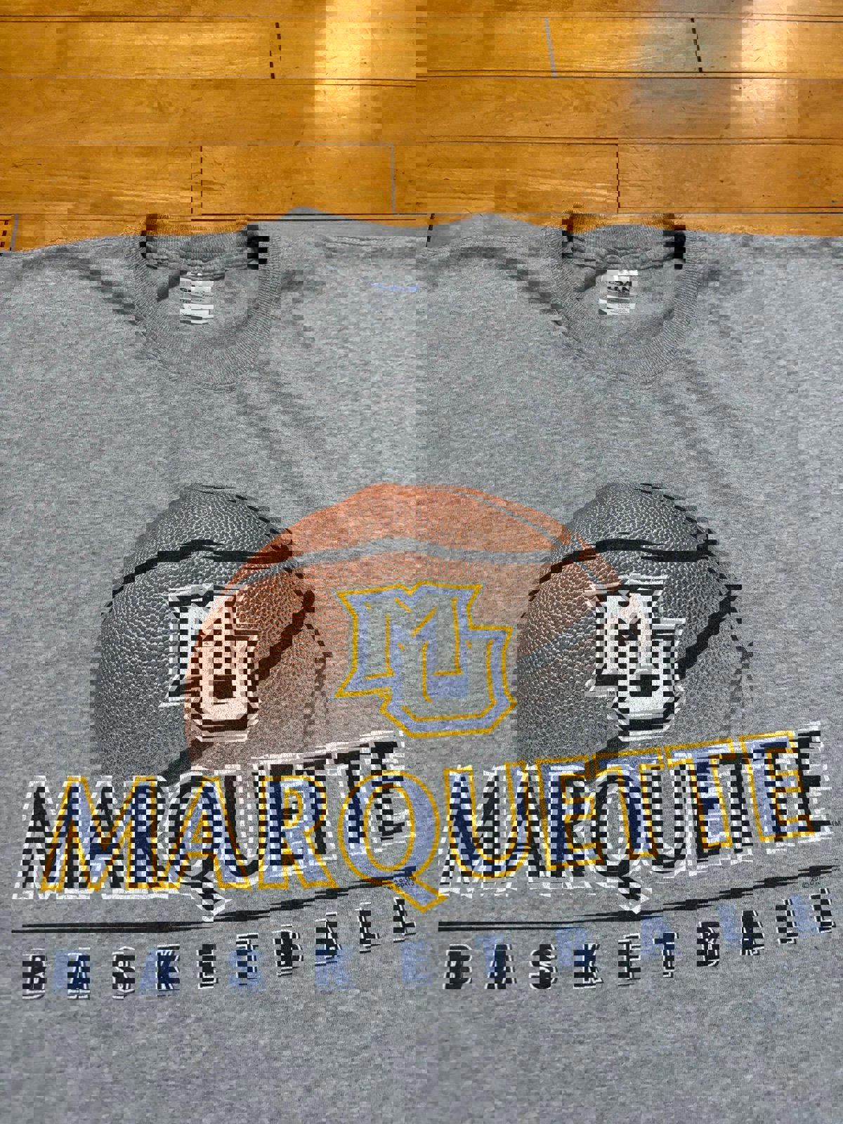 Vintage Milwaukee Wisconsin Marquette Eagles Basketball T-Shirt